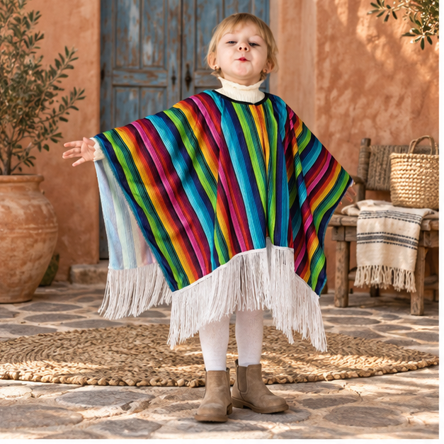 Poncho Mexicain Enfant à Franges – Rouge / Adulte, en situation sur la côte Atlantique