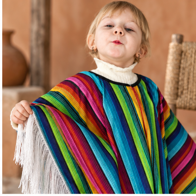 Poncho Mexicain Enfant à Franges – Rouge / Adulte, dans un intérieur côtier lumineux