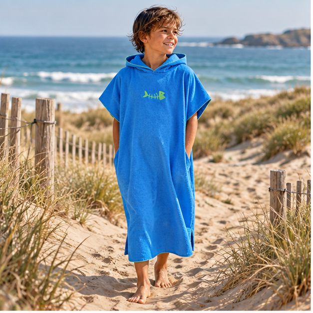 Poncho Microfibre Bleu – Bleu / Adulte, en situation sur la côte Atlantique