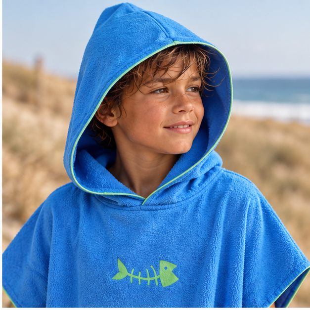 Poncho Microfibre Bleu – Bleu / Adulte, dans un intérieur côtier lumineux