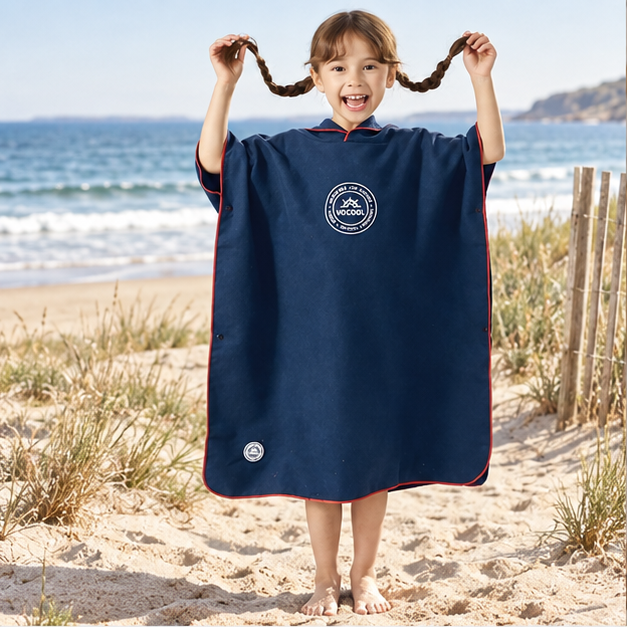 Poncho Microfibre Enfant – Gris Bleuté / M, Gris Bleuté / L, en situation sur la côte Atlantique