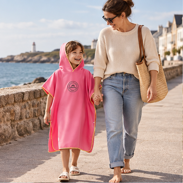 Poncho Microfibre Enfant – Rouge Rosé / M, Rouge Rosé / L, en situation sur la côte Atlantique