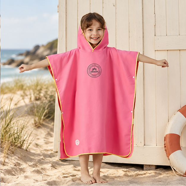 Poncho Microfibre Enfant – Rouge Rosé / M, Rouge Rosé / L, dans un intérieur côtier lumineux