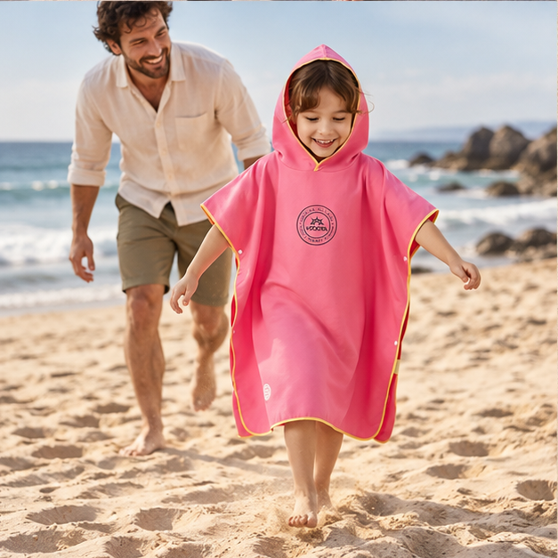 Poncho Microfibre Enfant – Rouge Rosé / M, Rouge Rosé / L, porté en mouvement au bord de l’océan