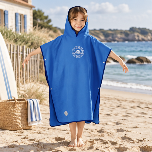 Poncho Microfibre Enfant – Bleu / M, Bleu / L, en situation sur la côte Atlantique