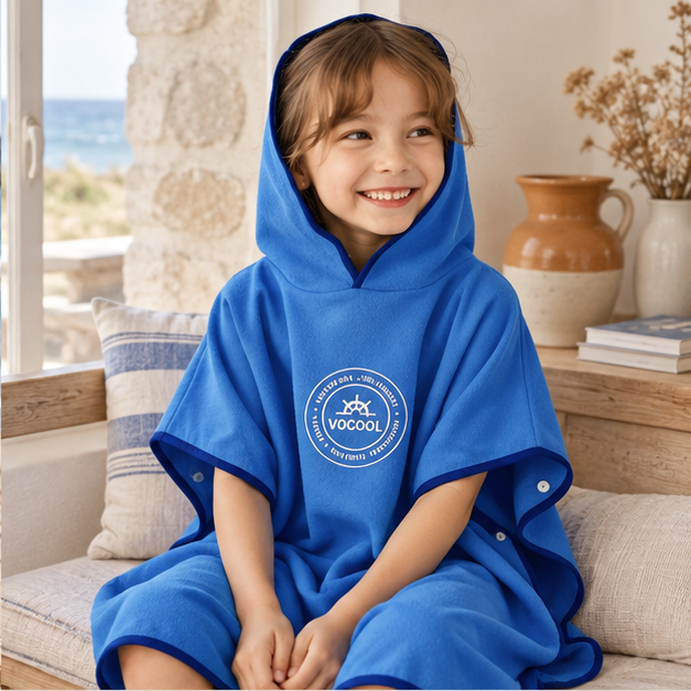 Poncho Microfibre Enfant – Bleu / M, Bleu / L, dans un intérieur côtier lumineux