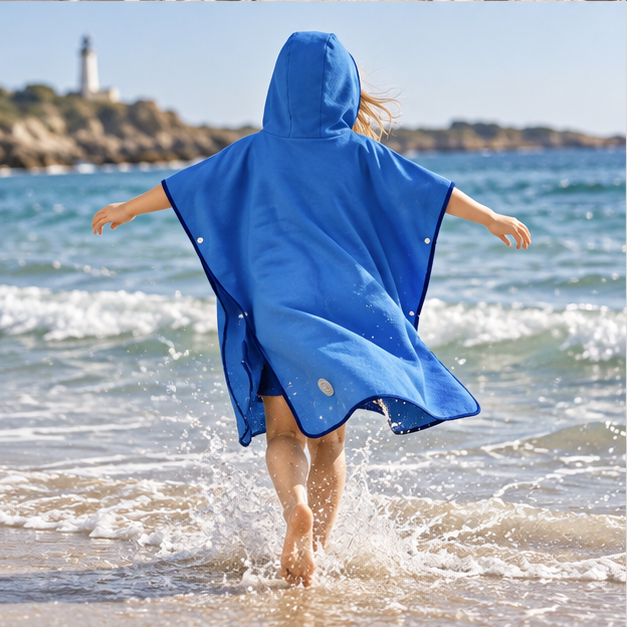 Poncho Microfibre Enfant – Bleu / M, Bleu / L, porté en mouvement au bord de l’océan