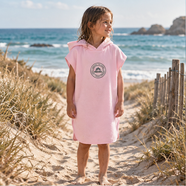 Poncho Microfibre Enfant – Rose / M, Rose / L, en situation sur la côte Atlantique