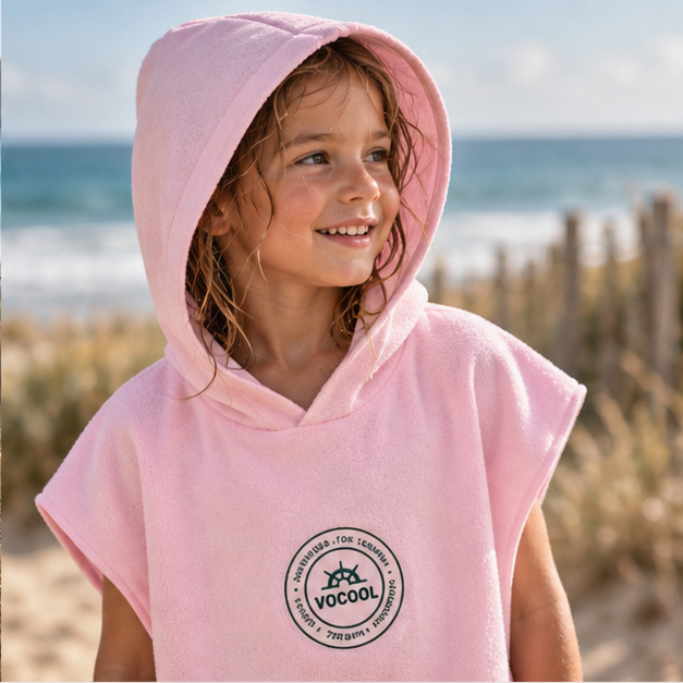 Poncho Microfibre Enfant – Rose / M, Rose / L, dans un intérieur côtier lumineux