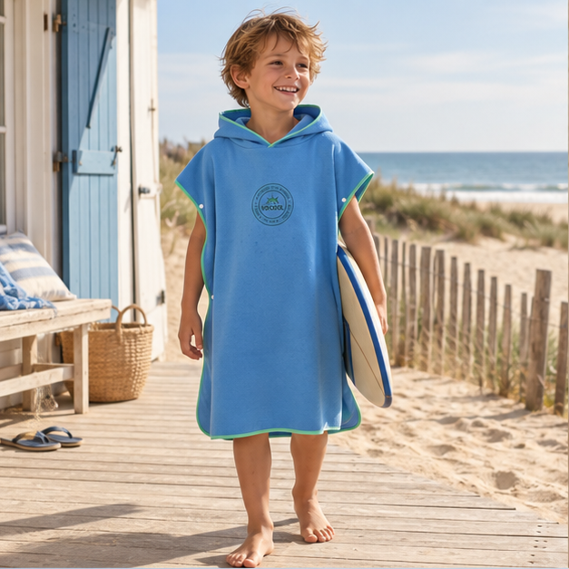 Poncho Microfibre Enfant – Bleu Clair / M, Bleu Clair / L, en situation sur la côte Atlantique