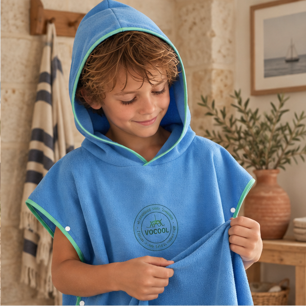 Poncho Microfibre Enfant – Bleu Clair / M, Bleu Clair / L, dans un intérieur côtier lumineux