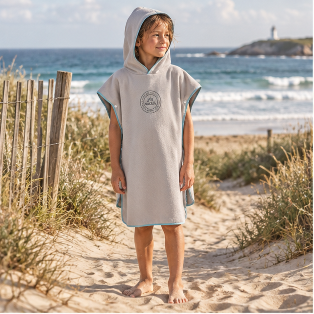 Poncho Microfibre Enfant – Gris / M, Gris / L, en situation sur la côte Atlantique