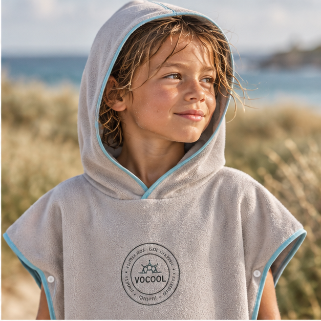 Poncho Microfibre Enfant – Gris / M, Gris / L, dans un intérieur côtier lumineux