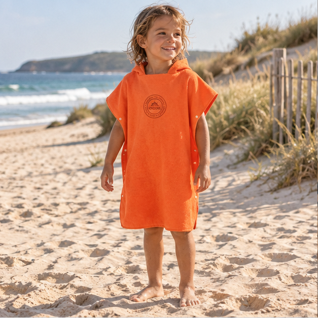Poncho Microfibre Enfant – Orange / M, Orange / L, en situation sur la côte Atlantique