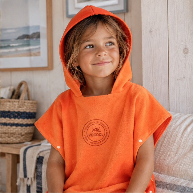 Poncho Microfibre Enfant – Orange / M, Orange / L, dans un intérieur côtier lumineux