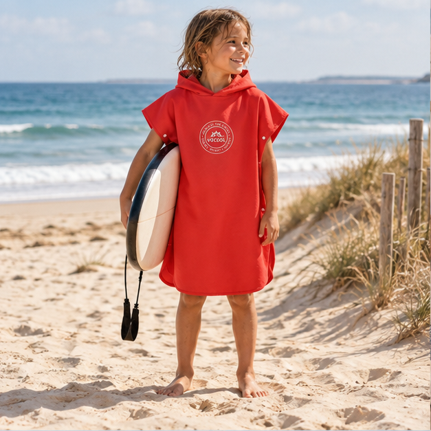 Poncho Microfibre Enfant – Rouge / M, Rouge / L, en situation sur la côte Atlantique