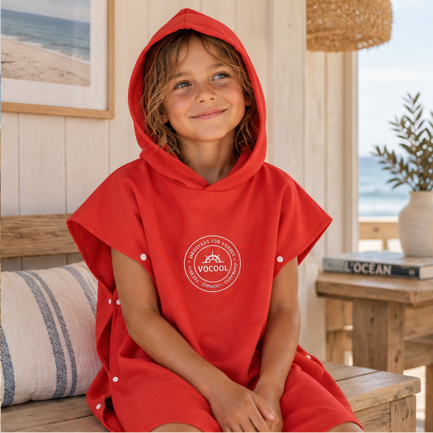 Poncho Microfibre Enfant – Rouge / M, Rouge / L, dans un intérieur côtier lumineux