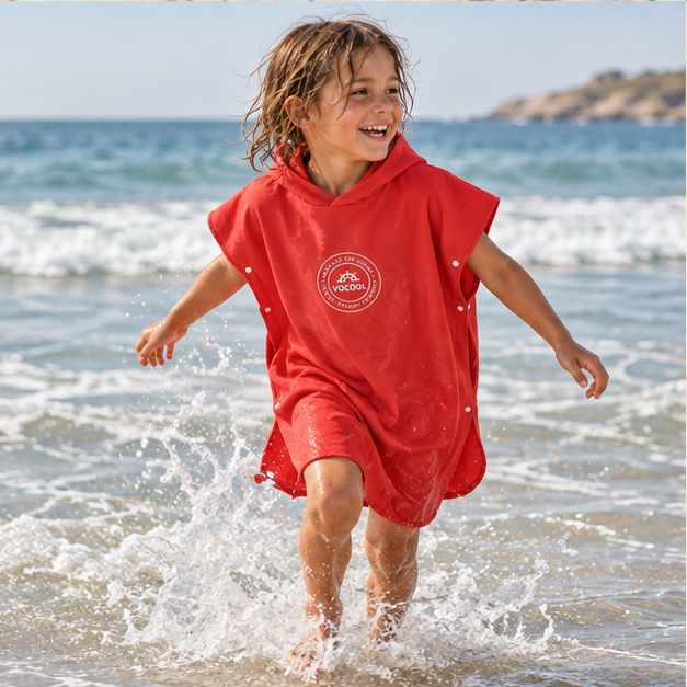 Poncho Microfibre Enfant – Rouge / M, Rouge / L, porté en mouvement au bord de l’océan