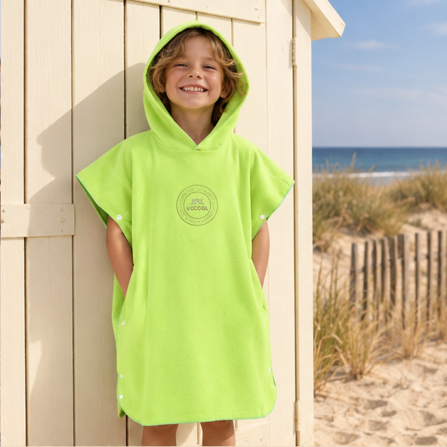 Poncho Microfibre Enfant – Vert / M, Vert / L, dans un intérieur côtier lumineux