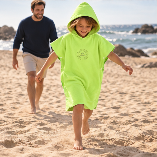 Poncho Microfibre Enfant – Vert / M, Vert / L, porté en mouvement au bord de l’océan