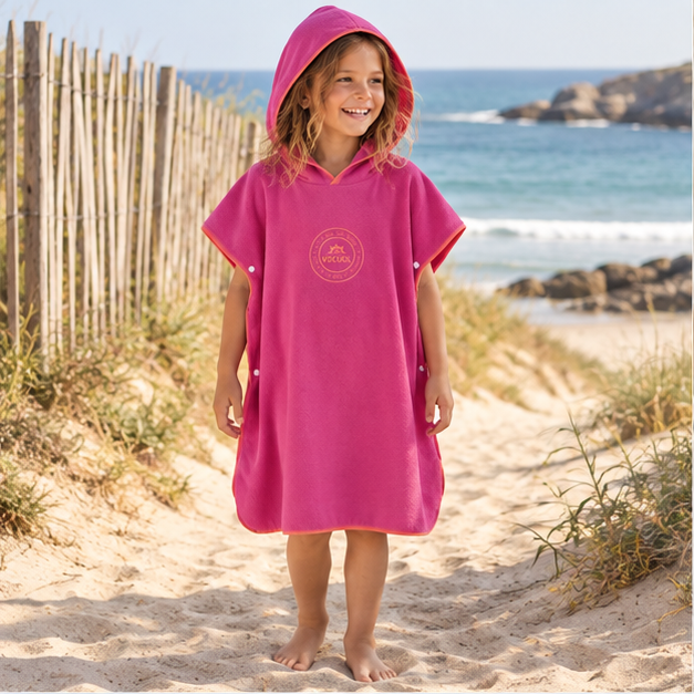 Poncho Microfibre Enfant – Violet / M, Violet / L, en situation sur la côte Atlantique