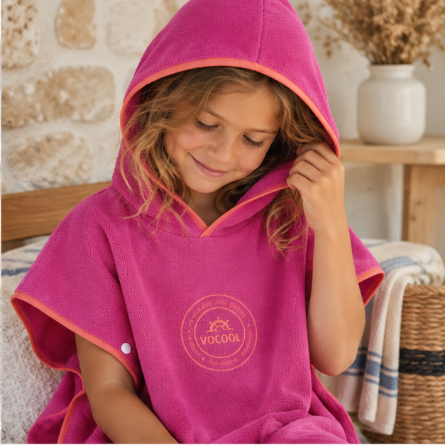 Poncho Microfibre Enfant – Violet / M, Violet / L, dans un intérieur côtier lumineux