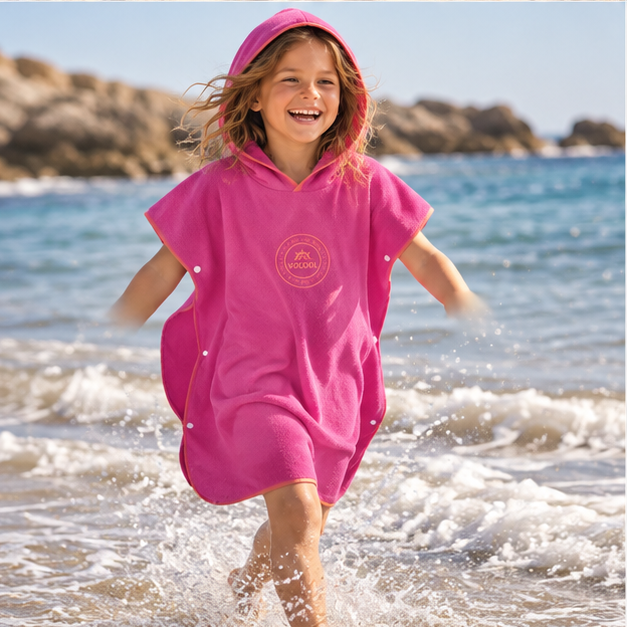 Poncho Microfibre Enfant – Violet / M, Violet / L, porté en mouvement au bord de l’océan
