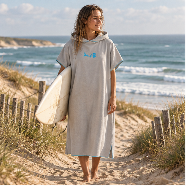 Poncho Microfibre Gris – Gris / Adulte, en situation sur la côte Atlantique