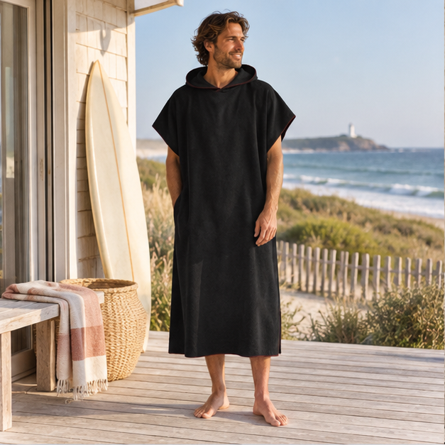 Poncho Microfibre Noir – Noir / Adulte, en situation sur la côte Atlantique
