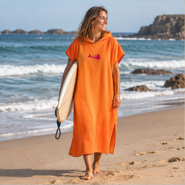 Poncho Microfibre Orange – Orange / Adulte, en situation sur la côte Atlantique