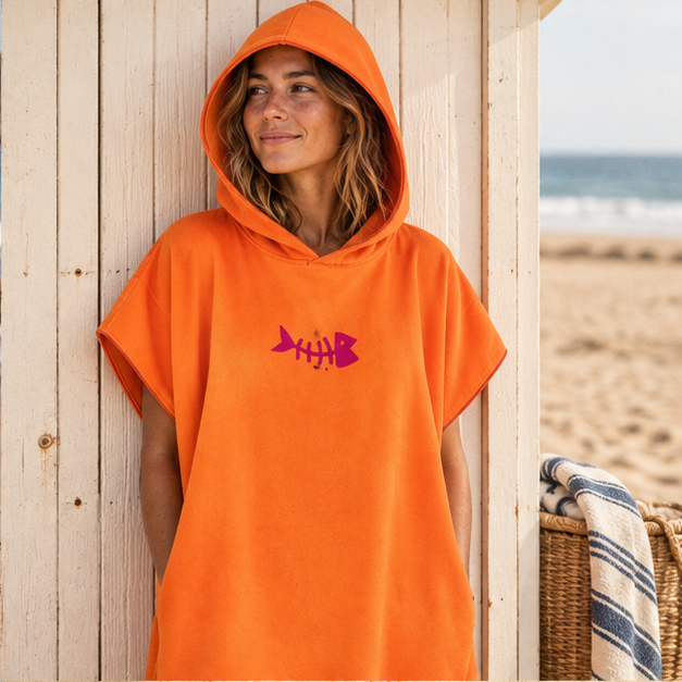 Poncho Microfibre Orange – Orange / Adulte, dans un intérieur côtier lumineux