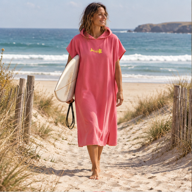 Poncho Microfibre Rose – Rose / Adulte, en situation sur la côte Atlantique