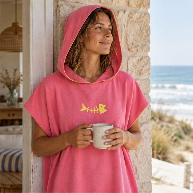 Poncho Microfibre Rose – Rose / Adulte, dans un intérieur côtier lumineux