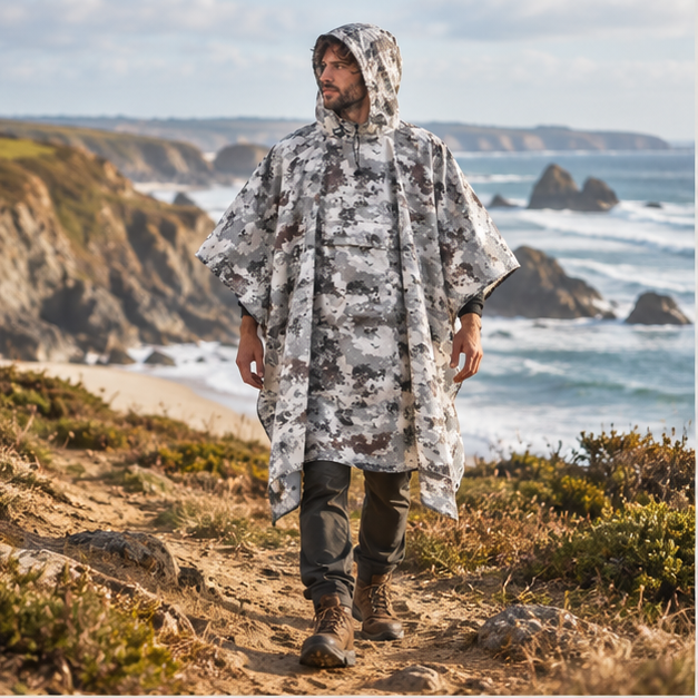 Poncho Militaire Camo Urbain – Camouflage / Adulte, en situation sur la côte Atlantique