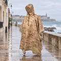 Poncho Militaire Camouflage Terre – Beige / Adulte, visuel principal lifestyle