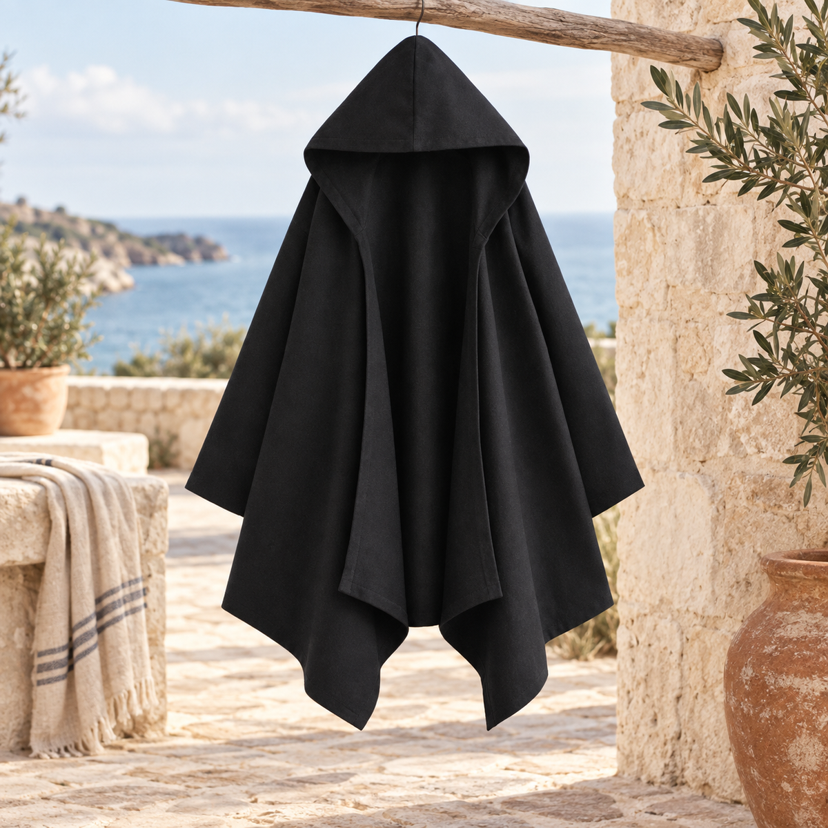 Poncho Noir À Capuche – Noir / S, Noir / M, Noir / L, visuel principal lifestyle
