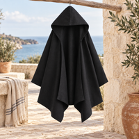 Poncho Noir À Capuche – Noir / S, Noir / M, Noir / L, visuel principal lifestyle