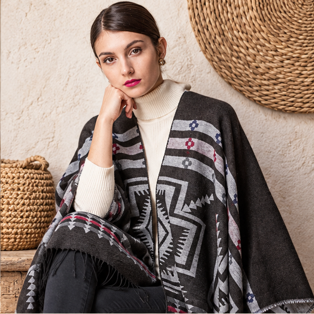 Poncho Noir Motifs Croix Mexicaine – Noir / Adulte, dans un intérieur côtier lumineux
