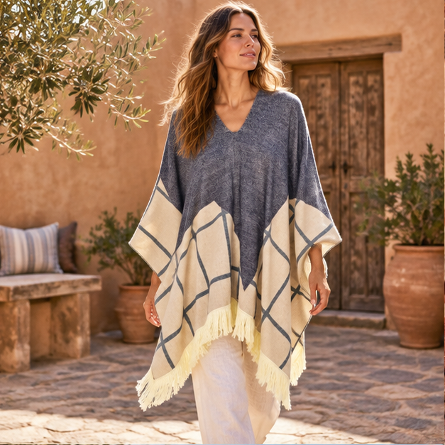 Poncho Péruvien Motifs à Carreaux – Bleu / Adulte, en situation sur la côte Atlantique