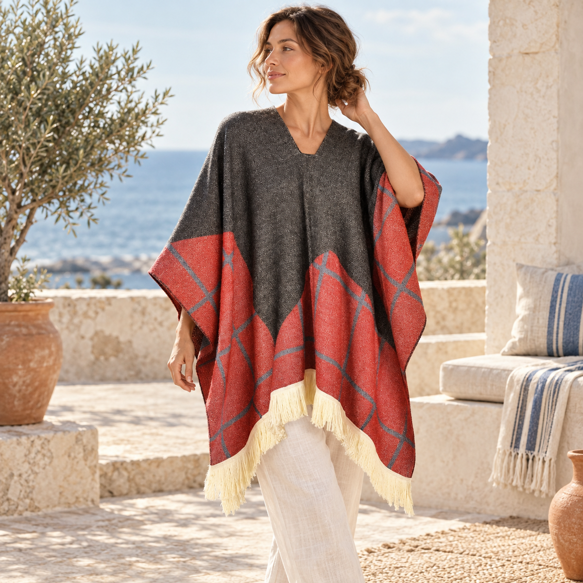 Poncho Péruvien Motifs à Carreaux – Rouge / Adulte, visuel principal lifestyle