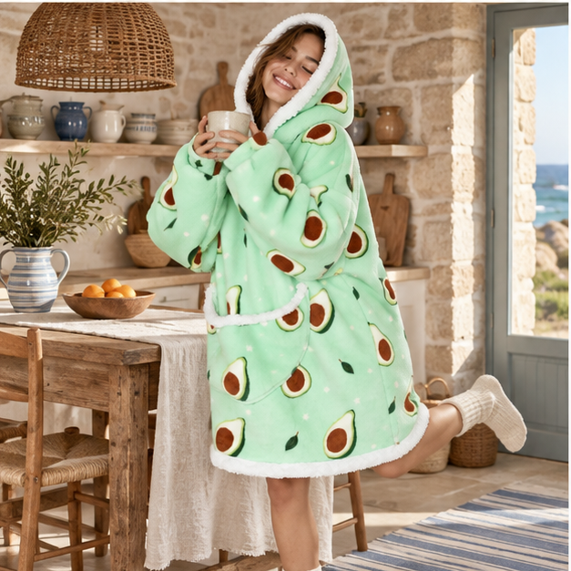 Poncho Plaid Avocat – Vert / Adulte, porté en mouvement au bord de l’océan
