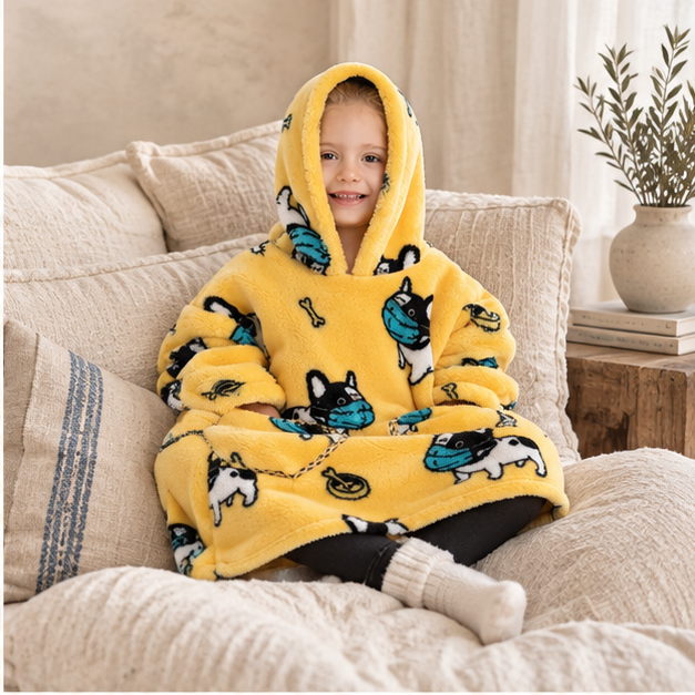 Poncho Plaid Bouledogue, dans un intérieur côtier lumineux