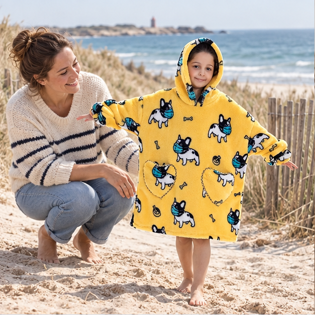 Poncho Plaid Bouledogue – Jaune / Enfant, en situation sur la côte Atlantique