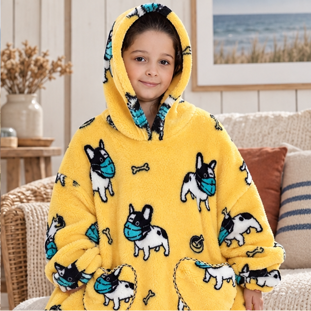 Poncho Plaid Bouledogue – Jaune / Enfant, dans un intérieur côtier lumineux
