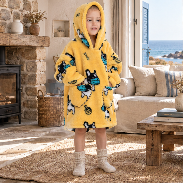 Poncho Plaid Bouledogue – Jaune / Bébé, en situation sur la côte Atlantique