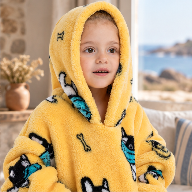 Poncho Plaid Bouledogue – Jaune / Bébé, dans un intérieur côtier lumineux