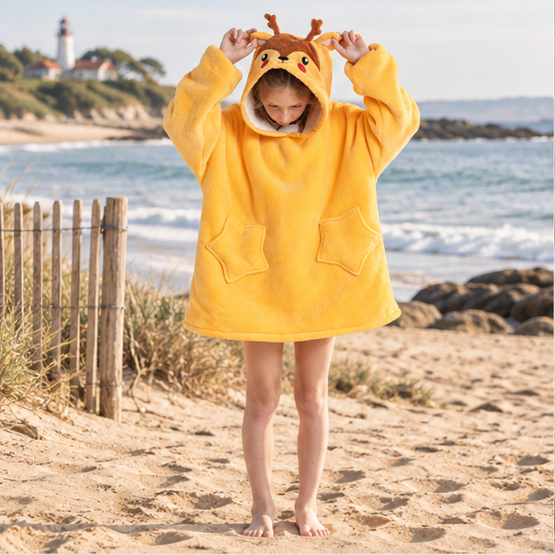 Poncho Plaid Cerf – Jaune / Enfant, en situation sur la côte Atlantique