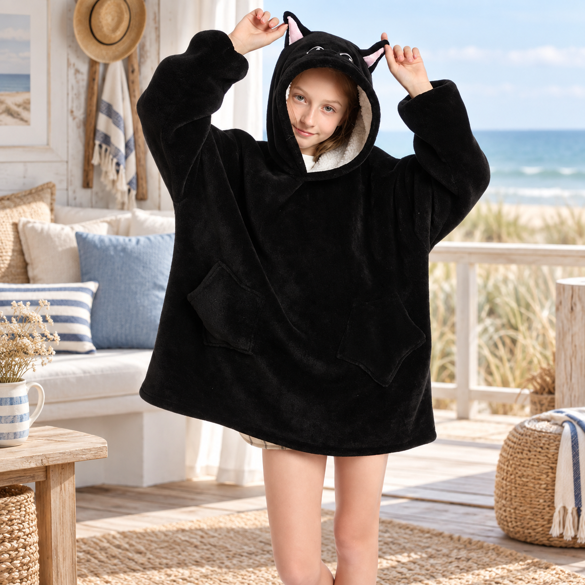 Poncho Plaid Chat – Noir / Enfant, visuel principal lifestyle