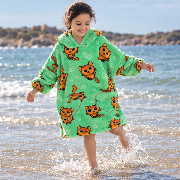 Poncho Plaid Chat Roux, porté en mouvement au bord de l’océan