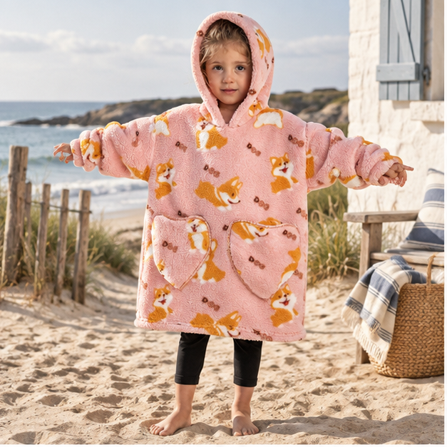 Poncho Plaid Corgi – Rose / Bébé, en situation sur la côte Atlantique